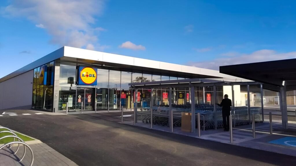 Este cubo permite enchufar tres aparatos y dos más mediante puertos USB-C, además de integrar un cable extra largo