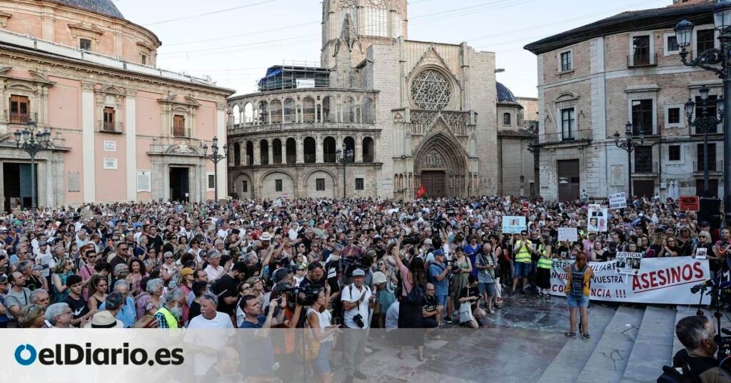 Más de 200 entidades preparan nuevas protestas para exigir la dimisión de Mazón ante el primer aniversario de la dana Más de 200 entidades preparan nuevas protestas para exigir la dimisión de Mazón ante el primer aniversario de la dana