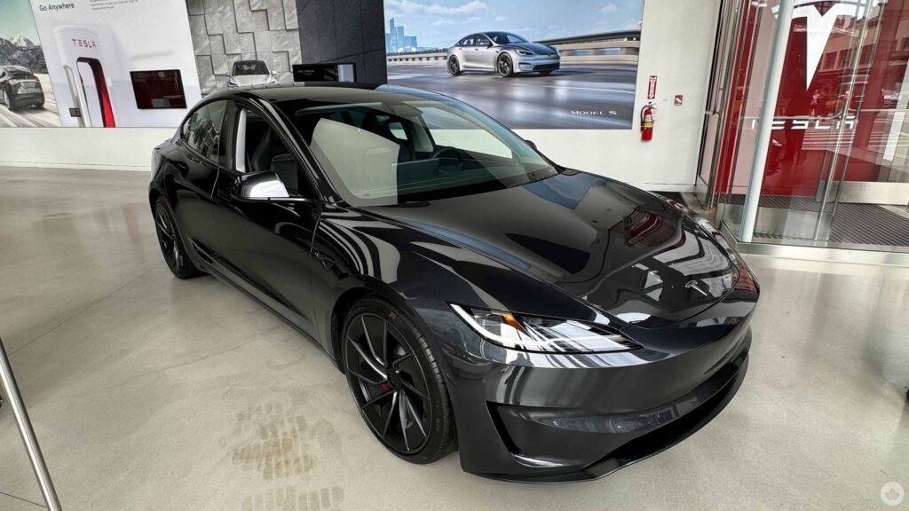 Tesla to update doorhandles after passengers were trapped in vehicles Tesla to update doorhandles after passengers were trapped in vehicles