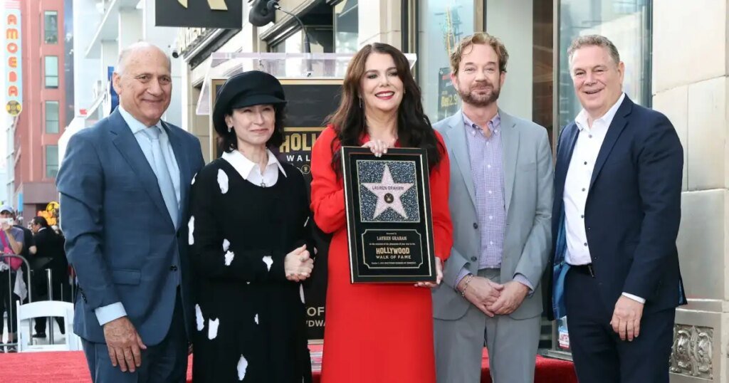 Gilmore Girls Stars Joins Lauren Graham for Walk of Fame Ceremony