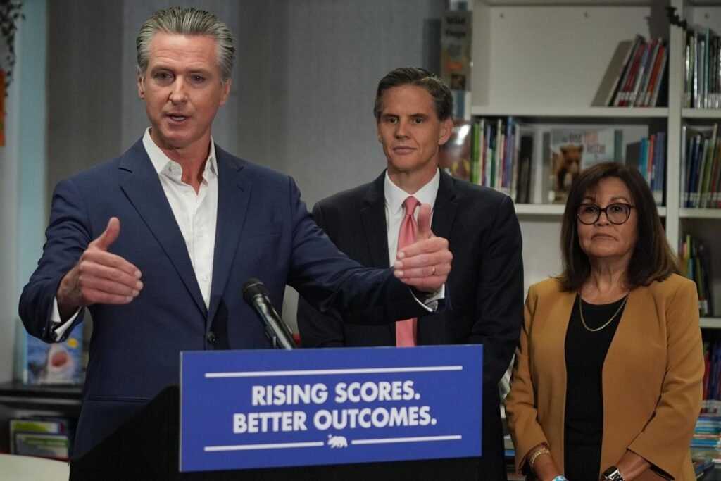 Newsom vetoes bill allowing social-media companies to be sued for users' threats Newsom vetoes bill allowing social-media companies to be sued for users' threats
