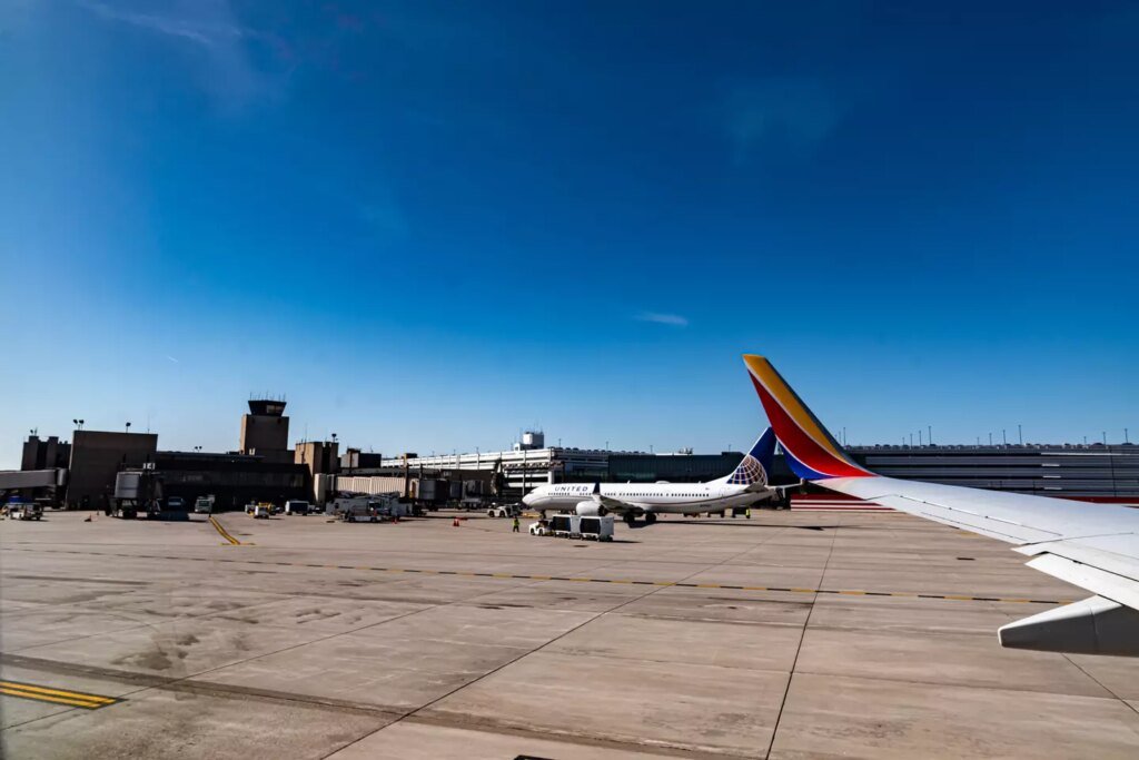 Pilots make emergency landing after flight crew banged on cockpit door