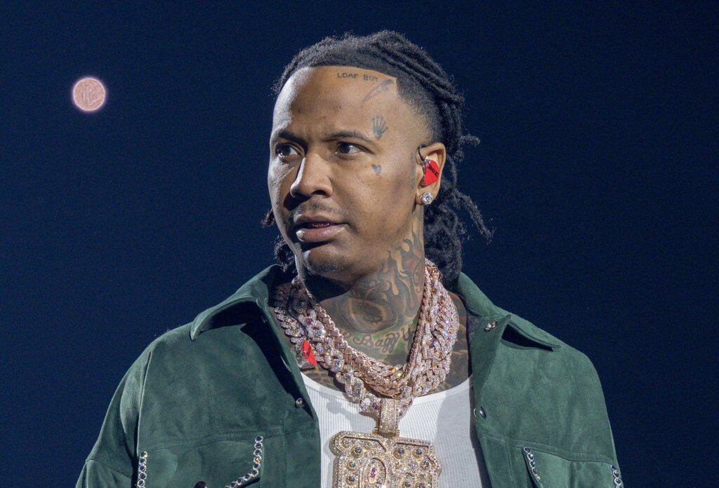 Social Media Reacts After Fan Sneaks In Smooch