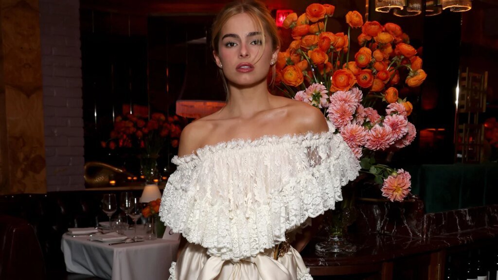 Star Sightings: Addison Rae Performs in Armani Beauty Looks, Riley Keough Attends a Chanel Dinner in New York Star Sightings: Addison Rae Performs in Armani Beauty Looks, Riley Keough Attends a Chanel Dinner in New York