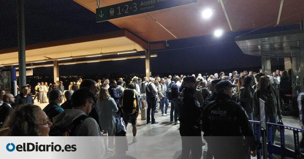 Un día más de retrasos en la alta velocidad de Toledo y presencia policial en la estación: “No somos criminales” Un día más de retrasos en la alta velocidad de Toledo y presencia policial en la estación: "No somos criminales"