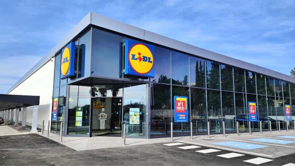 este reloj despertador de Lidl tiene carga inalámbrica para el móvil