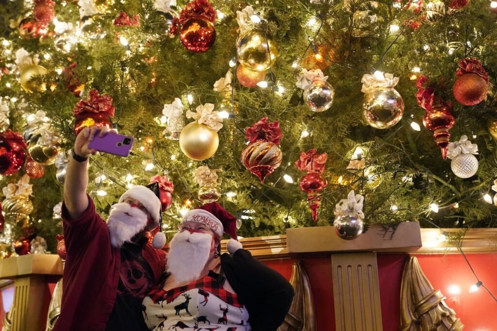 Deck the malls: Tariffs, economic doubts won't flatten holiday shopping season, forecasters say