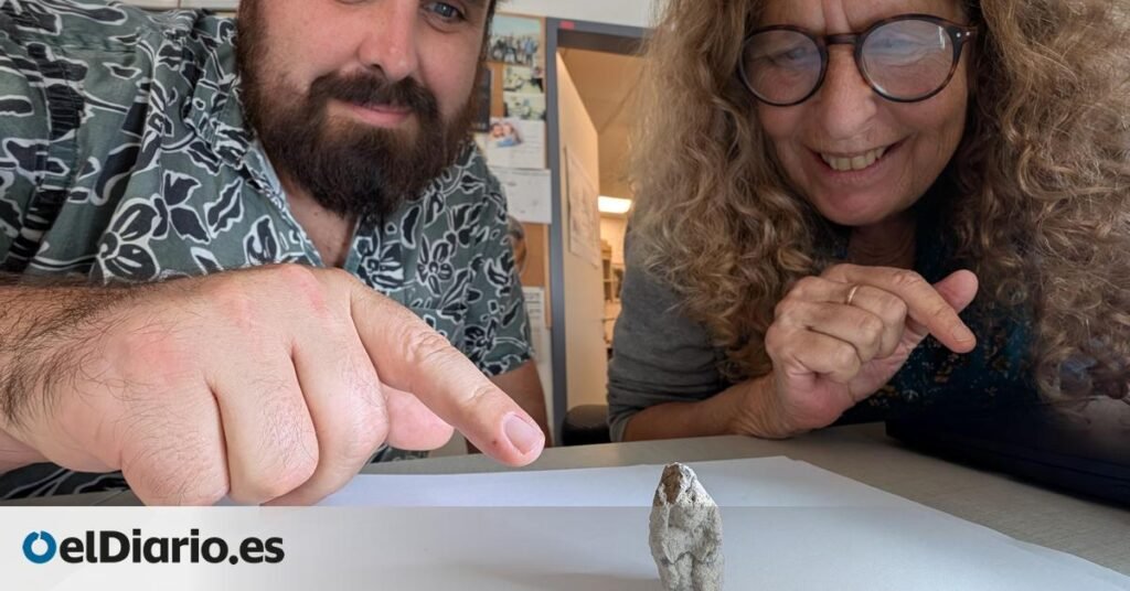 la figurilla de una mujer con un ganso a hombros