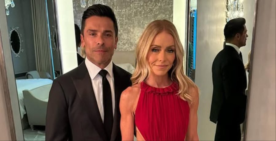 Kelly Ripa & Mark Consuelos Leave Kids Out Of Holiday Tradition Kelly Ripa & Mark Consuelos Leave Kids Out Of Holiday Tradition