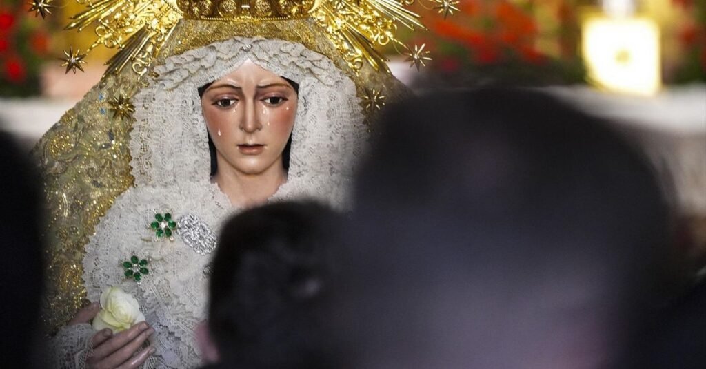 La imagen de la Esperanza Macarena reaparece en Sevilla rodeada de cientos de fieles tras su polémica restauración