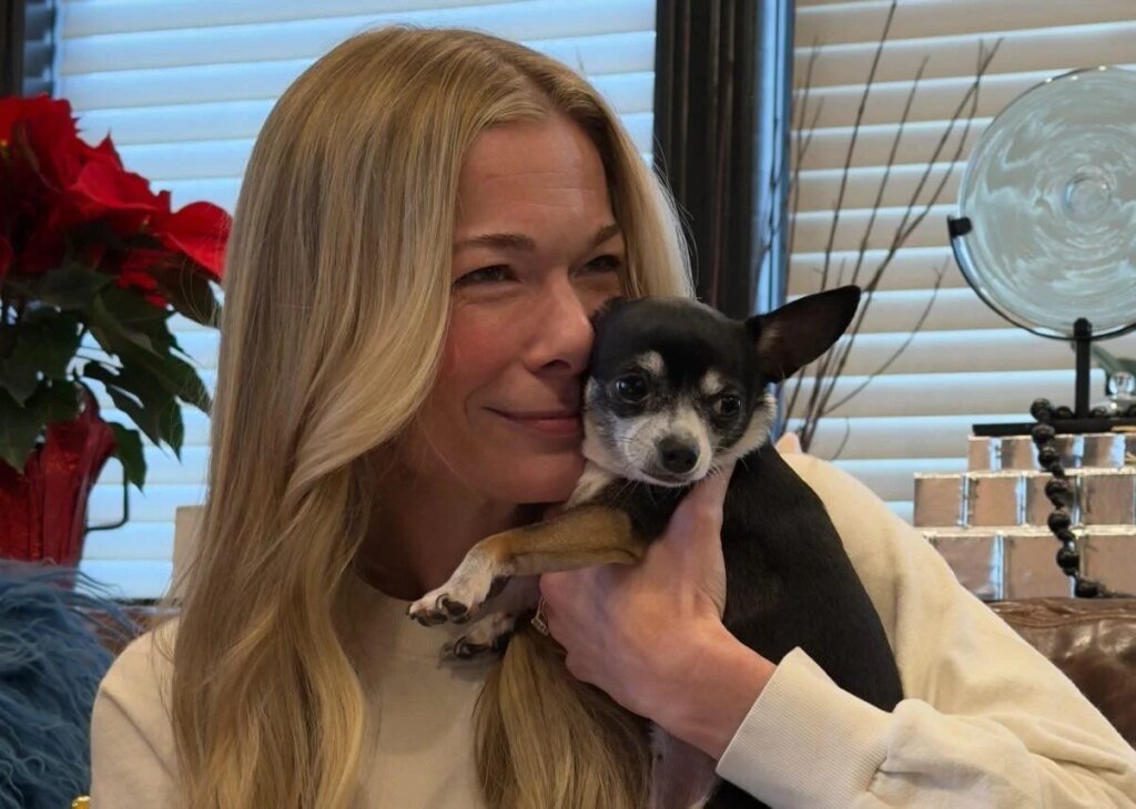 LeAnn Rimes Shares A Stirring Worship Song As Her Christmas Tour Kicks Off