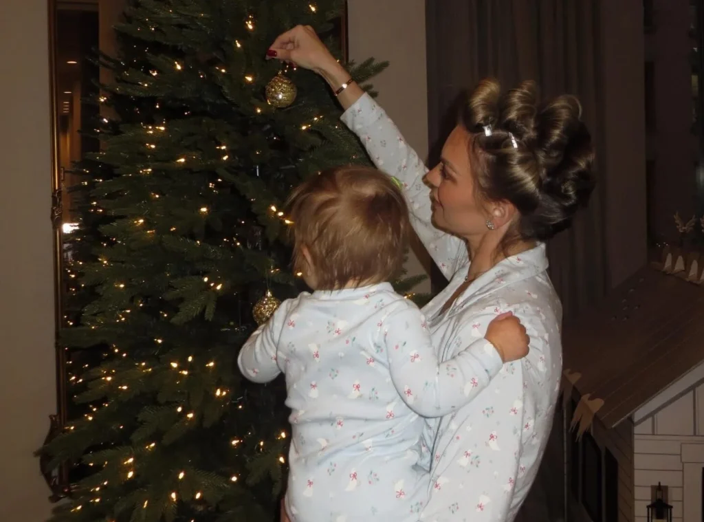 Lindsay Hubbard Shares Festive Matching PJs With Daughter Gemma In Sweet Holiday Post Lindsay Hubbard Shares Festive Matching PJs With Daughter Gemma In Sweet Holiday Post
