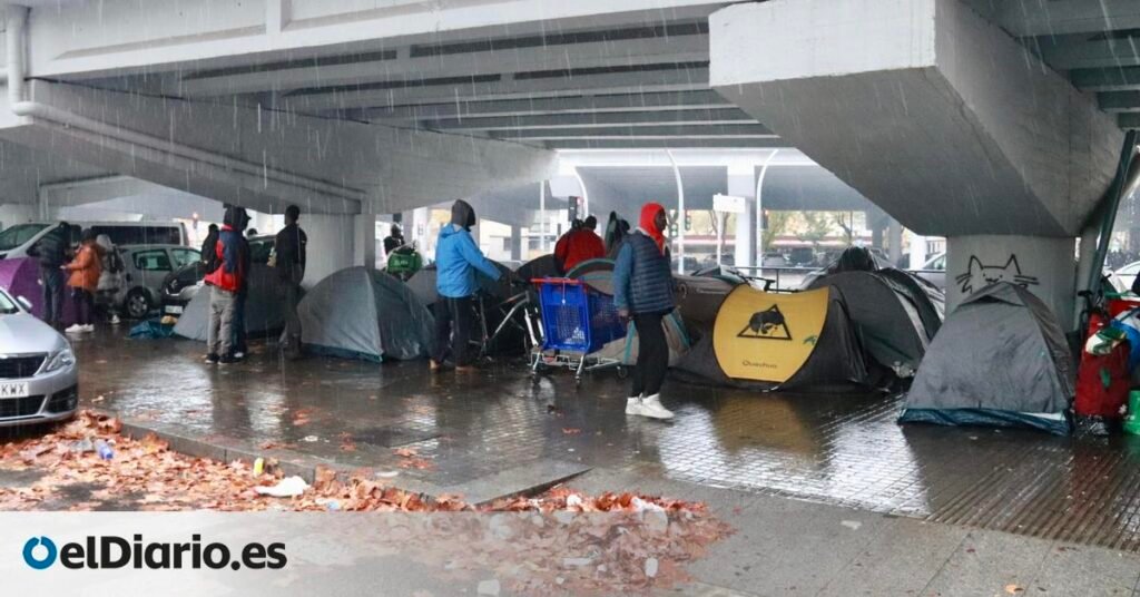 Los migrantes desalojados por Albiol se instalan en un campamento improvisado bajo un puente en una autopista