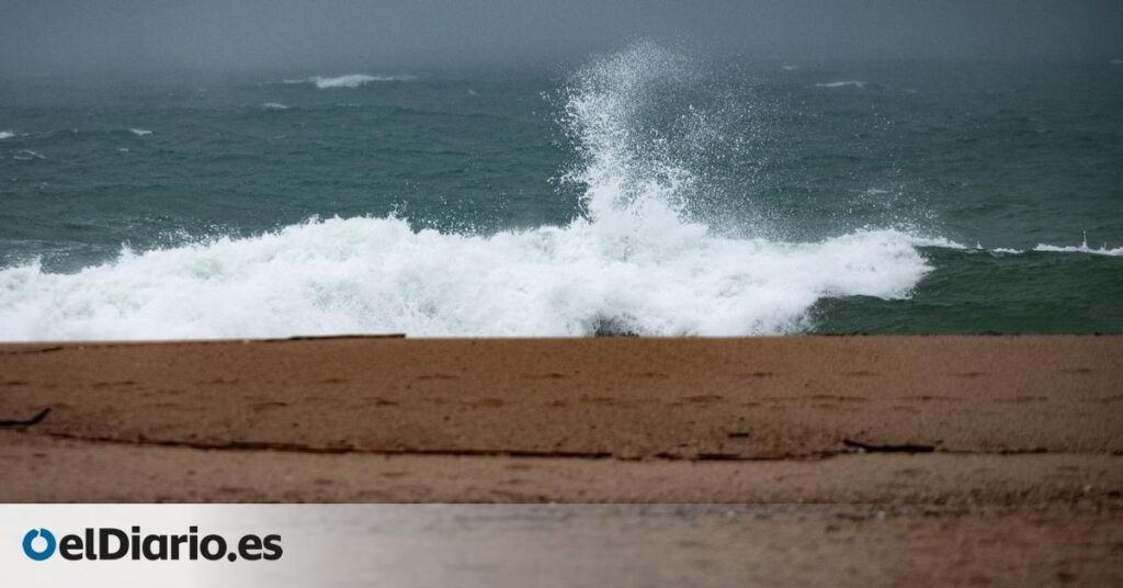 Rescatado un hombre que practicaba windsurf en Barcelona durante el temporal