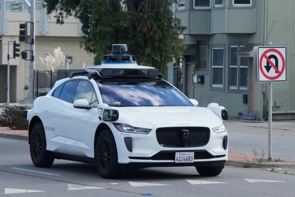 Waymo seen driving down wrong side of street in Austin, Texas