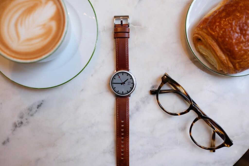Pebble brings its round-faced smartwatch back from the dead