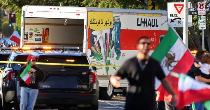 Protesters try to attack driver after truck speeds through L.A. anti-Iran protest – National Protesters try to attack driver after truck speeds through L.A. anti-Iran protest - National