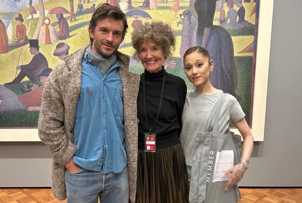 Ariana Grande And Jonathan Bailey Pose At The Art Institute Of Chicago