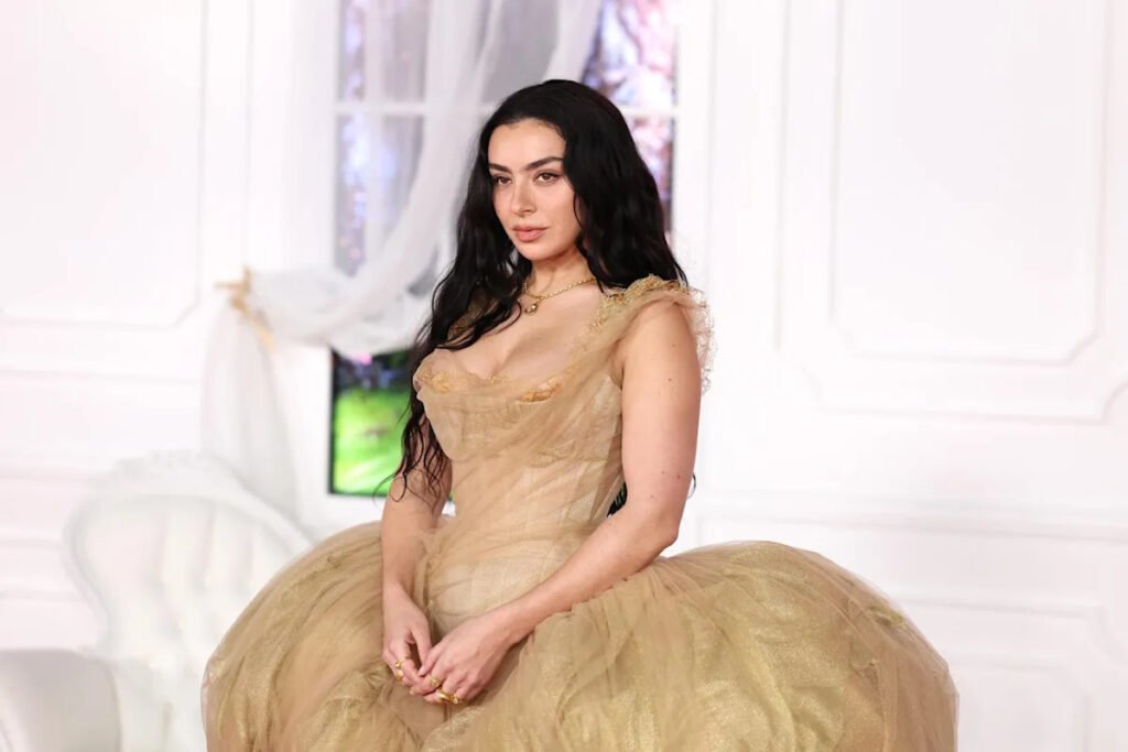 Charli XCX reacciona al baile ‘Apple’ de Dave Grohl en ‘The Graham Norton Show’ – Celebrity Land