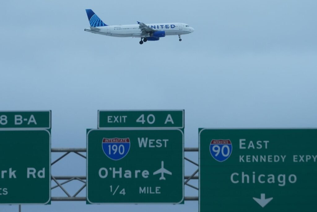 FAA says airlines overscheduled flights at Chicago's O'Hare, wants to pare them