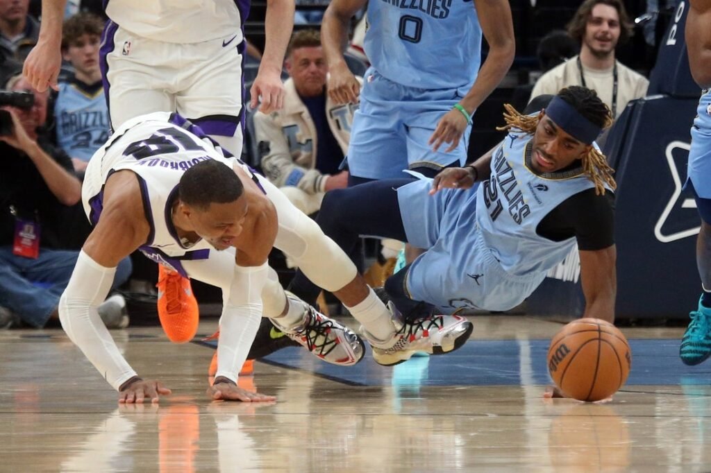 Kings snap franchise-worst losing streak, beat Grizzlies late