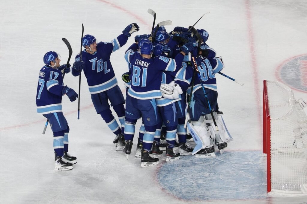 Lightning pull off historic comeback in Stadium Series game vs. Bruins