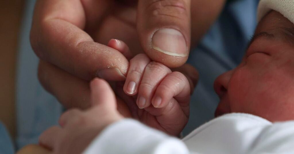 Los nacimientos crecen por primera vez en una década aunque solo un 1%