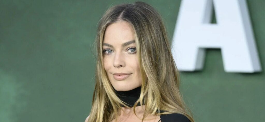 Margot Robbie's 'Naked Dress' Look At Tropfest Labeled 'A Mess'