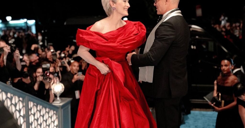 Meryl Streep luce un glorioso vestido rojo en ‘El diablo viste de Prada 2’