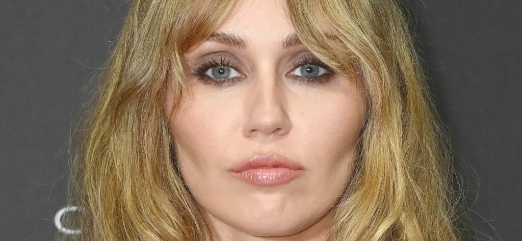 Miley Cyrus Spotted Filming 'Hannah Montana' In Signature Blonde Wig