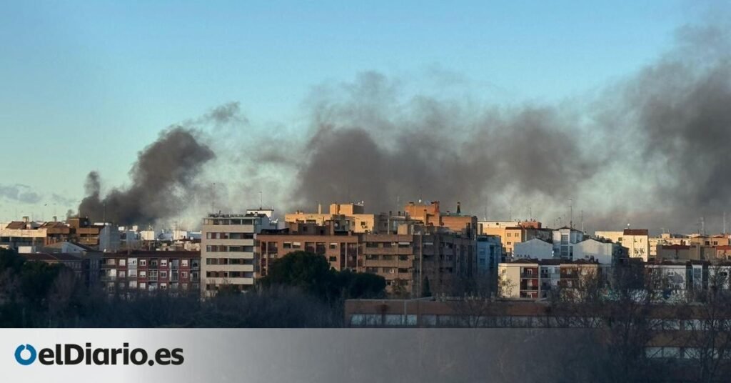 Se declara un incendio en la empresa papelera Saica, en Zaragoza