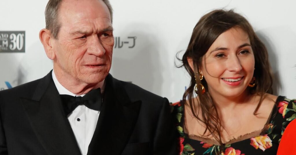 Se revela la causa de la muerte de Victoria, la hija de Tommy Lee Jones – Celebrity Land Se revela la causa de la muerte de Victoria, la hija de Tommy Lee Jones – Celebrity Land