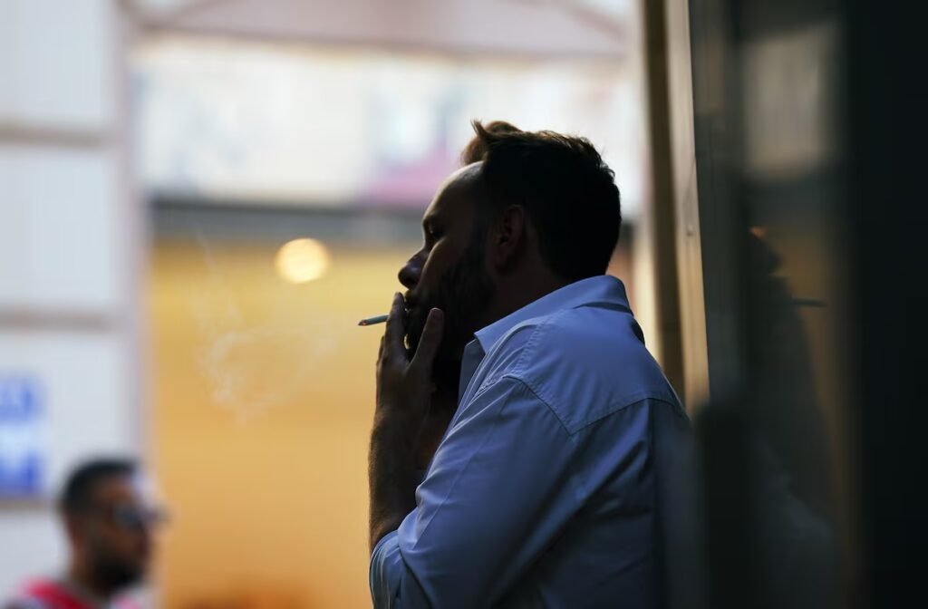 The discovery of a genetic alteration that predisposes people to smoke less opens a new path for treating addiction | Health