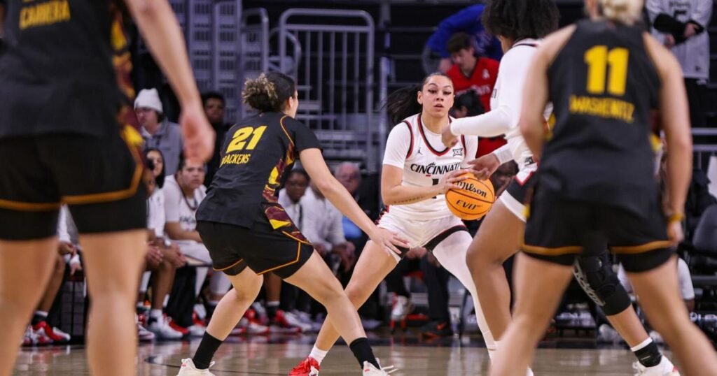 Tres atletas de la UC nombrados para el “Equipo Fifth Third” Tres atletas de la UC nombrados para el “Equipo Fifth Third”