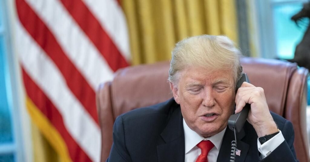 Un hombre con una voz similar a la de Trump llama a la televisión para criticar la decisión del Supremo de EEUU contra los aranceles