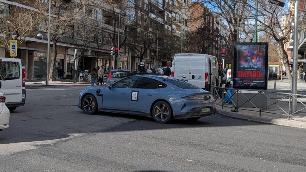 hasta los policías se paran para ver el nuevo SU7 en persona hasta los policías se paran para ver el nuevo SU7 en persona
