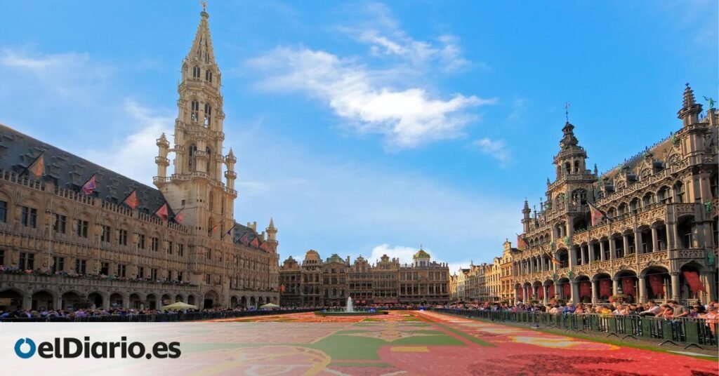 la plaza bañada en oro que se tiñe con un manto de flores una vez al año