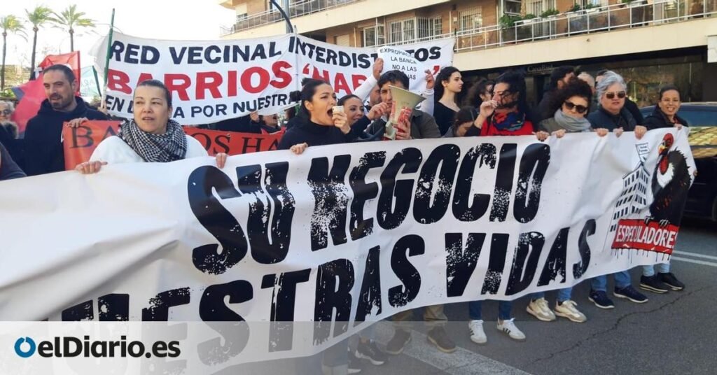 una protesta arropa en Sevilla a 11 familias expulsadas de sus VPO tras comprarlas un banco