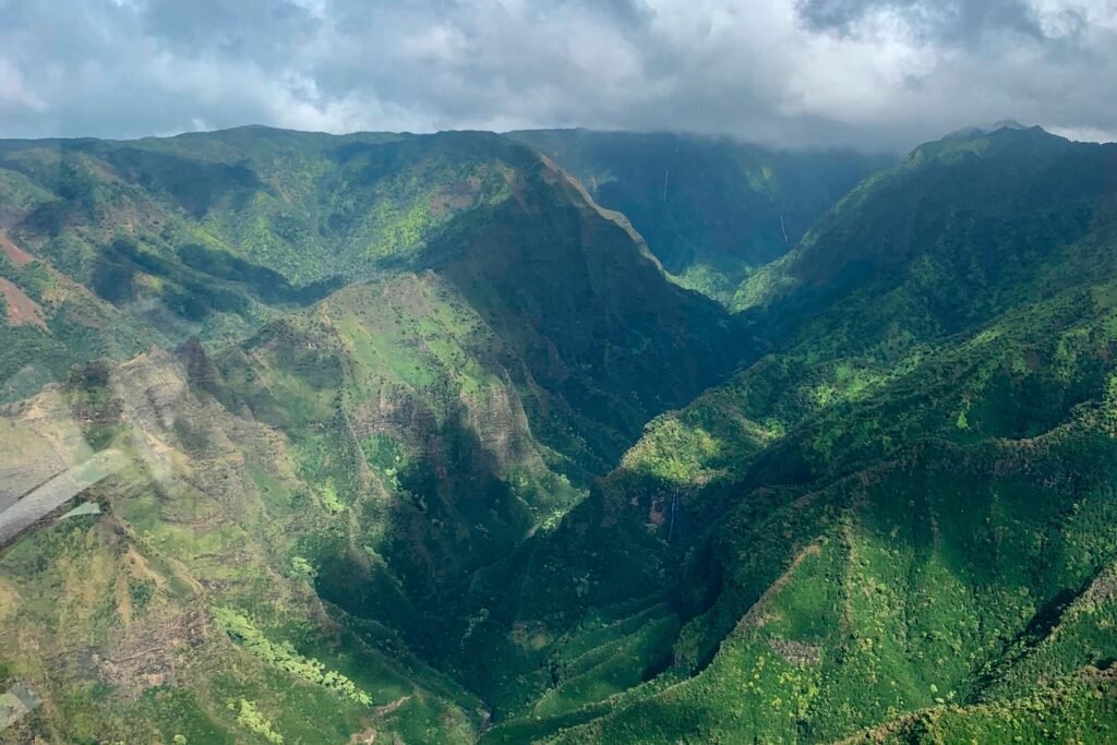 3 killed in tourist helicopter crash off the coast of the Hawaiian island of Kauai
