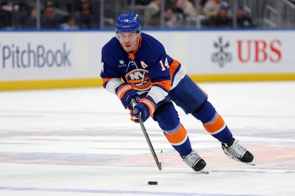 Amid tight East playoff race, Isles face rebuilding Blackhawks