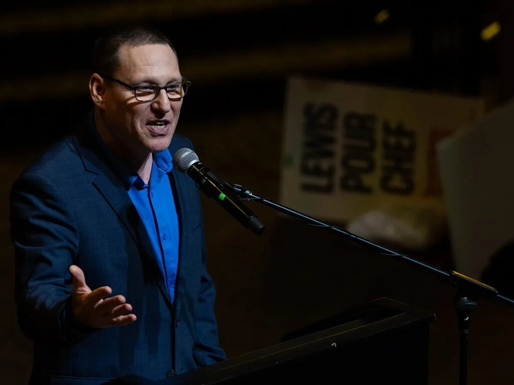 Avi Lewis vows to unify NDP but stands by attacks on Mulcair, former Alberta minister Avi Lewis vows to unify NDP but stands by attacks on Mulcair, former Alberta minister