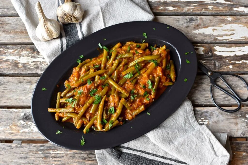 Braised Green Beans in Smoky Tomato Sauce —and the town of Sant Mateu