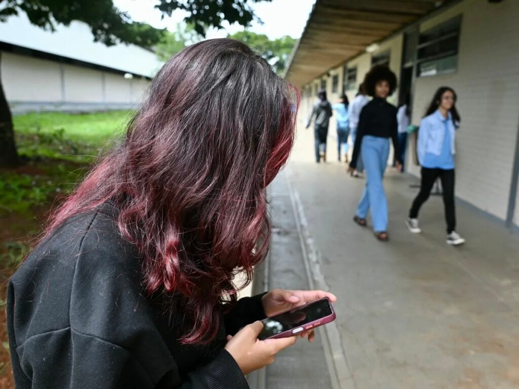 Canada stagnant in World Happiness rankings, social media is to blame