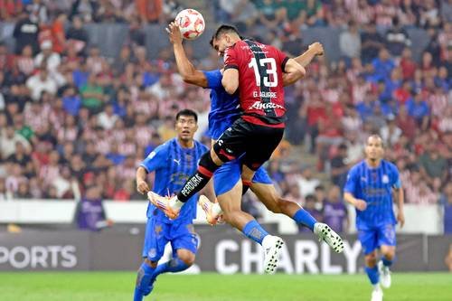 Chivas sufre, pero se lleva el clásico tapatío ante Atlas Chivas sufre, pero se lleva el clásico tapatío ante Atlas