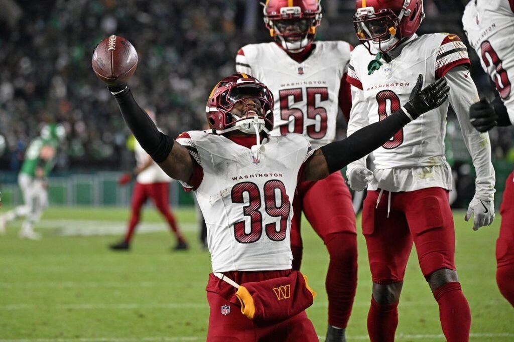 Commanders extend contract of S Jeremy Reaves