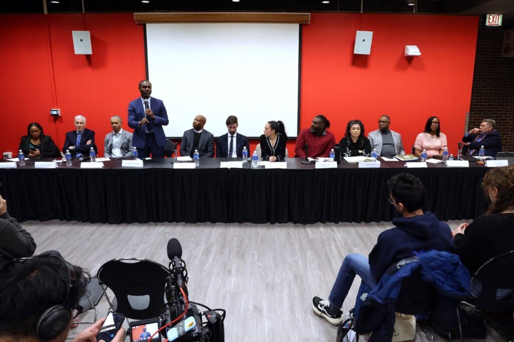 Congress is on track for record retirements. In Illinois, that's created a candidate frenzy