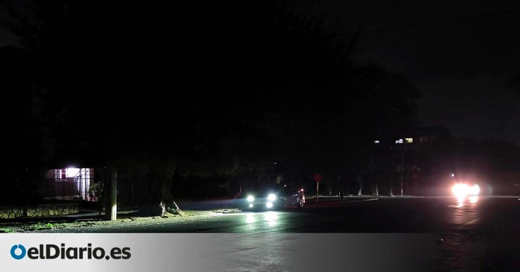 Cuba sufre un apagón nacional por la desconexión total de su sistema eléctrico Cuba sufre un apagón nacional por la desconexión total de su sistema eléctrico