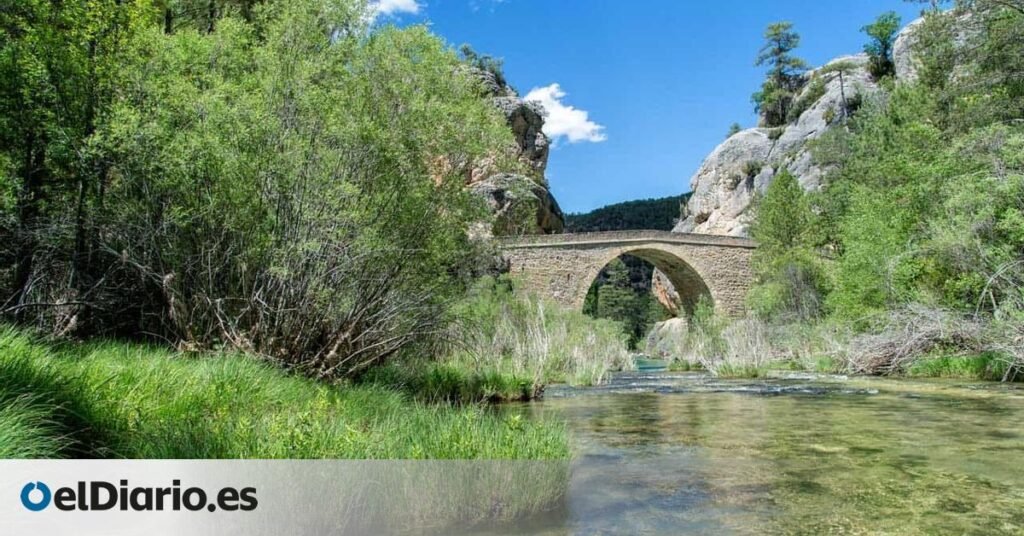 De estilo medieval pero construido en el siglo XX, este estrecho puente de dos arcos fue levantado entre impresionantes rocas y desfiladeros