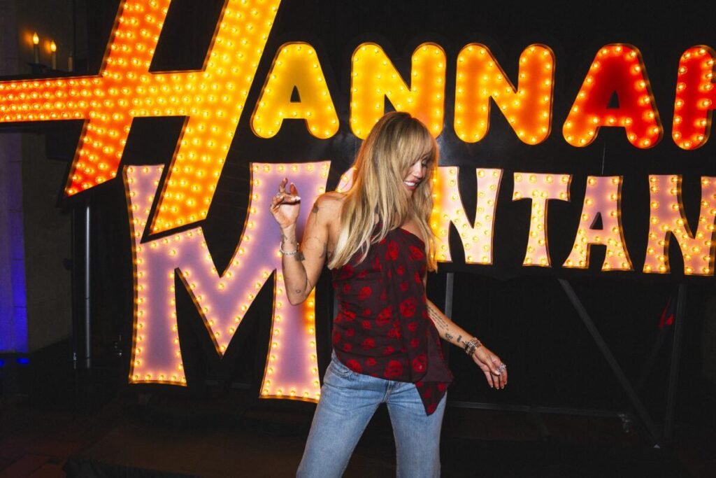 Dentro del estreno del ‘Especial del 20 aniversario de Hannah Montana’ – Celebrity Land