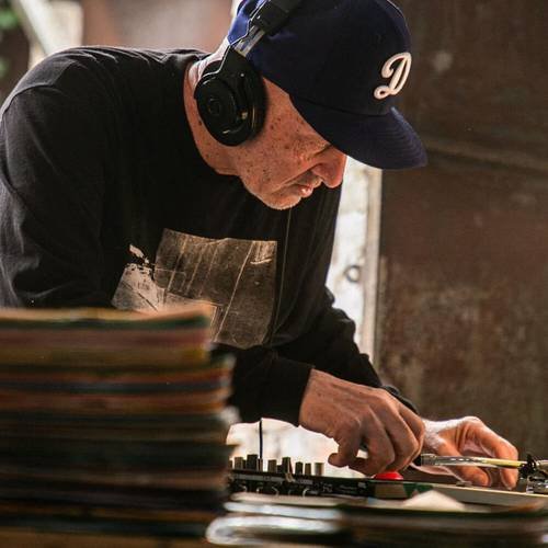 El diyéi y productor Danny Holloway pinchará sus vinilos en la CDMX El diyéi y productor Danny Holloway pinchará sus vinilos en la CDMX